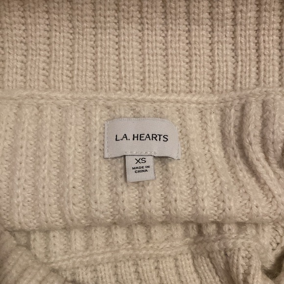 Cute white knit sweater
size: XS can fit small
brand: Pacsun/ L.A. Hearts - Picture 2 of 2